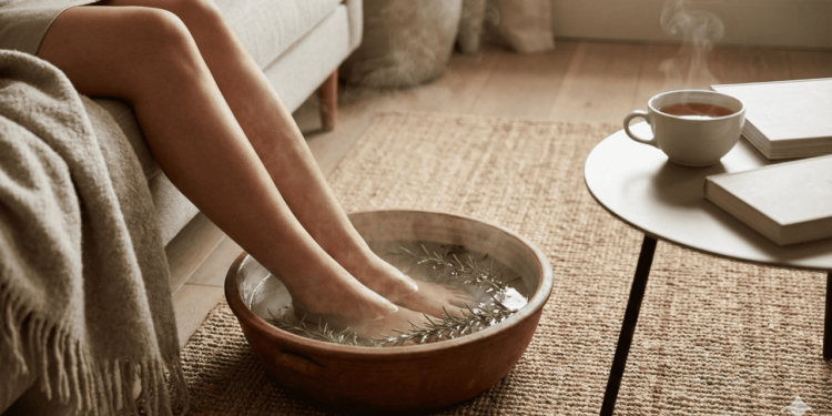 O escalda-pés com alecrim é um banho morno só para os pés, feito com uma infusão concentrada de ramos frescos da planta