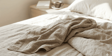 O que significa, segundo a psicologia, deixar a toalha usada em cima da cama?