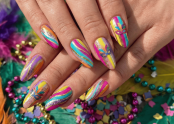 Unhas de Carnaval perfeitas para curtir os blocos com brilho e atitude