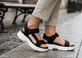 A sandália considerada feia que virou queridinha para usar com vestido delicado