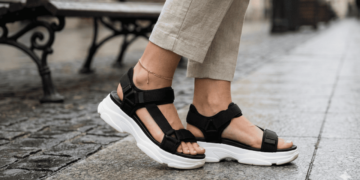 A sandália considerada feia que virou queridinha para usar com vestido delicado