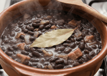 Usado no feijão há gerações, essa folha pode salvar seu estômago após refeições pesadas