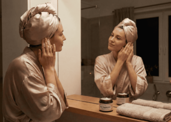 A técnica polêmica da meia e do óleo vegetal que protege suas pontas durante a noite