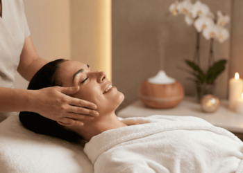 Rosto inchado ao acordar? Veja como a automassagem pode despertar sua beleza natural