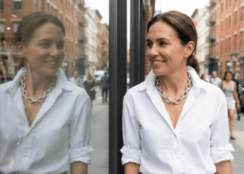 Acessórios prateados chunky: como transformar sua camisa de algodão em um look de passarela