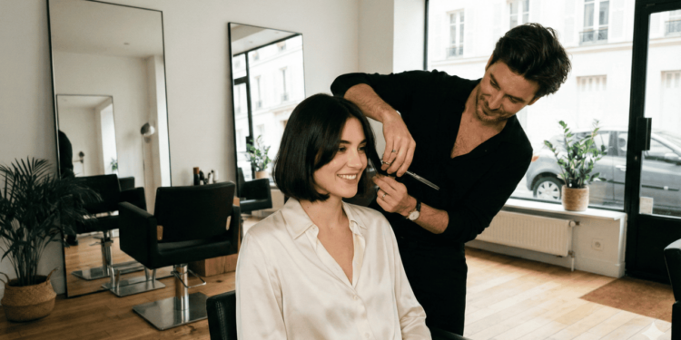 O French bob é uma versão mais leve e moderna do clássico chanel, só que com menos rigidez e mais atitude