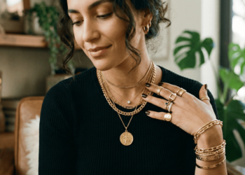 O poder dos acessórios dourados: saiba como transformar qualquer look básico com elegância