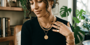 O poder dos acessórios dourados: saiba como transformar qualquer look básico com elegância