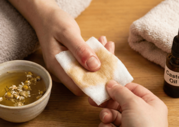 Cutícula machucada? Aprenda o passo a passo da compressa morna que reduz o inchaço e a dor