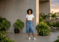 Do trabalho ao lazer: como a saia jeans midi une conforto e estilo no ritmo acelerado da cidade