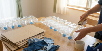 Faça você mesmo cria poltrona com garrafas e jeans