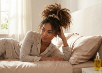 Cabelo amassado nunca mais! Aprenda o passo a passo da amarração abacaxi para proteger seus fios