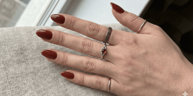 O interesse pelo esmalte vermelho queimado está ligado à busca por um visual refinado