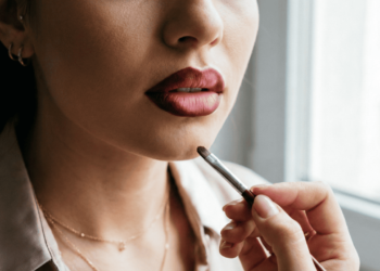 A técnica mais popular das gringas que deixa seus lábios com aparência mais volumosa em minutos