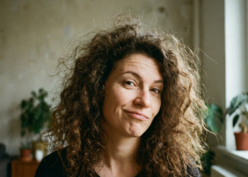 Acabe com o frizz no cabelo cacheado