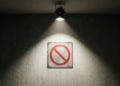 imagem de uma iluminação focal com spot e um símbolo de proibido