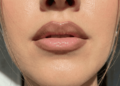 Boca anos 90: o contorno que deixa os lábios naturais e volumosos em 2026