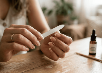 O jeito certo de cuidar das mãos para unhas mais fortes e cutículas protegidas
