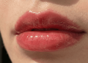 Lábios com efeito gelatina: o passo a passo do jelly lips que dura sob sol e água