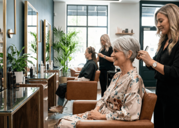 O corte de cabelo curto que se tornou o símbolo de modernidade para mulheres de 50 anos