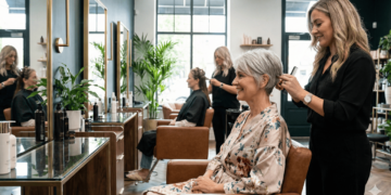 O corte de cabelo curto que se tornou o símbolo de modernidade para mulheres de 50 anos