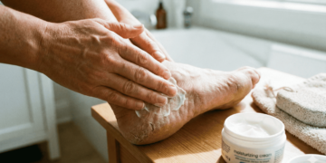 Pés rachados e doloridos? Conheça o ritual noturno simples para conquistar a maciez total