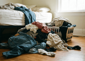 O que significa deixar as roupas jogadas no chão, segundo a psicologia