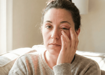 O truque geladinho que ajuda a desinchar pálpebras cansadas no fim do dia