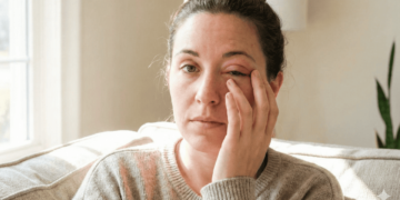 O truque geladinho que ajuda a desinchar pálpebras cansadas no fim do dia