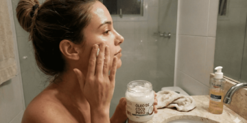 Pele limpa e leve: como usar óleo de coco para remover protetor solar diário