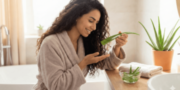 Como deixar o cabelo brilhoso e alinhado usando apenas babosa