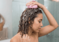 Escova massageadora de silicone: acessório de luxo ou item essencial para combater a caspa?