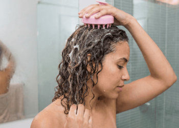 Escova massageadora de silicone: acessório de luxo ou item essencial para combater a caspa?