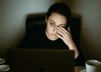 Como reduzir olhos cansados e dores de cabeça sem sair da frente do computador