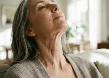 Adeus flacidez: cuidados noturnos que hidratam e suavizam o pescoço após os 50