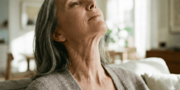 Adeus flacidez: cuidados noturnos que hidratam e suavizam o pescoço após os 50