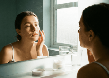 Banhos quentes e ar-condicionado: entenda por que sua pele está descamando e aprenda a prevenir