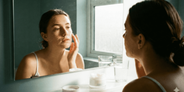 Banhos quentes e ar-condicionado: entenda por que sua pele está descamando e aprenda a prevenir