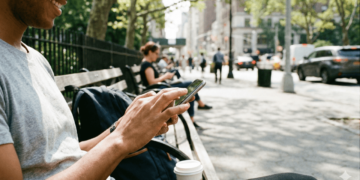 Um teste psicológico revela: se você segura o celular assim, é mais inteligente que a maioria