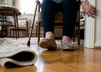 Calçados inadequados após os 55 anos aumentam risco de quedas