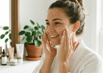 Pele lisinha em casa: guia prático para esfoliar sem danificar a barreira cutânea