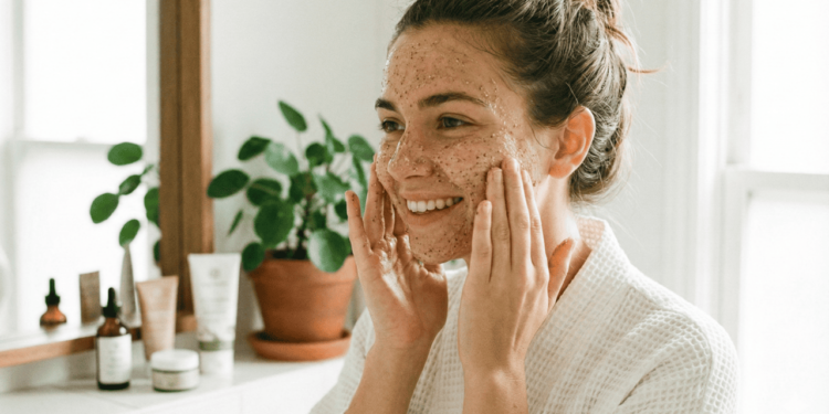 Para esfoliar sem machucar, é importante seguir alguns passos simples