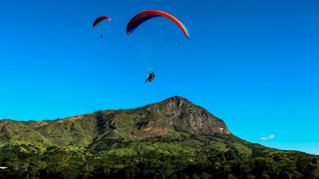 Tem um pico de 1.123 metros entre as melhores térmicas do planeta: a cidade mineira que virou capital do voo livre e ganhou o apelido de Valadólares