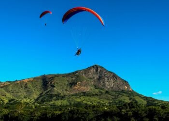 A capital mundial do voo livre: cidade mineira com um pico de 1.123 metros e os melhores ventos do planeta para voar com os pássaros