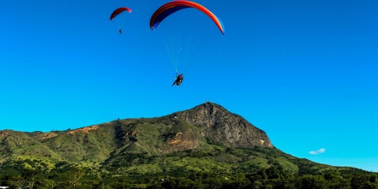 Governador Valadares une a adrenalina da Ibituruna ao acolhimento das águas mineiras // Créditos: Wikipedia