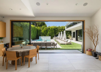 Dentro da casa de hóspedes junto à piscina