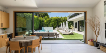 Dentro da casa de hóspedes junto à piscina