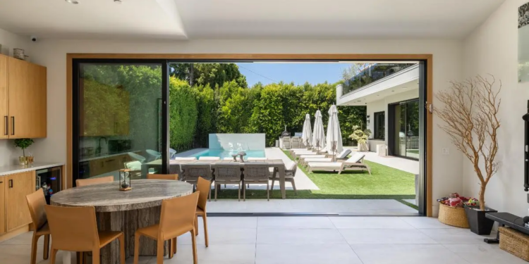 Dentro da casa de hóspedes junto à piscina