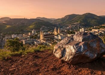 A cidade mineira próxima de Belo Horizonte onde toneladas de ferro convivem com os versos mais famosos do Brasil