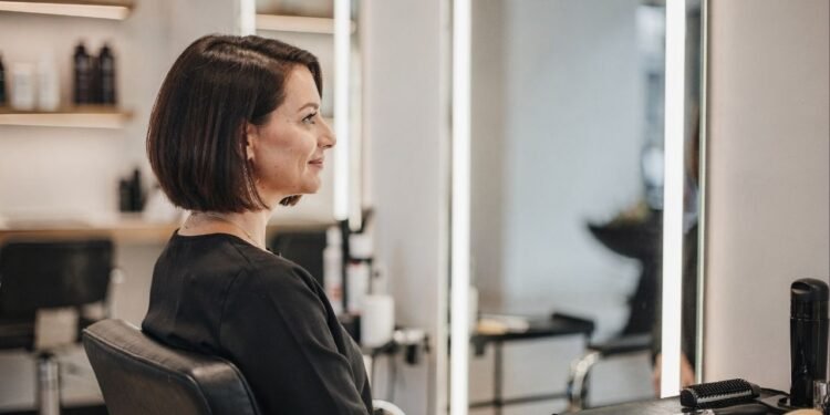 O que acontece quando você corta o cabelo depois de uma separação pode transformar muito mais do que o espelho mostra